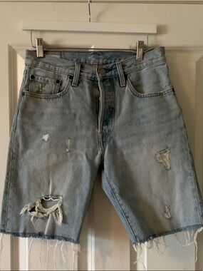 Light Wash Distressed Women’s Levi Denim Shorts